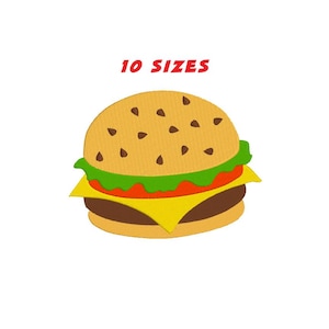 Può includere: Un disegno di ricamo in stile cartone animato di un hamburger con un pan al sesamo, lattuga, pomodoro, formaggio e un hamburger di manzo. Il design è disponibile in 10 dimensioni.