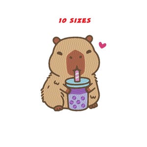 Puede incluir: Diseño bordado de un capibara de dibujos animados sosteniendo un té de burbujas morado con un corazón rosa. El texto "10 SIZES" está en rojo encima del capibara.