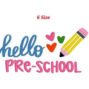 Può includere: Ricamo con il testo "hello pre-school" in rosa e blu con una matita gialla e tre cuori in rosa, rosso e verde.