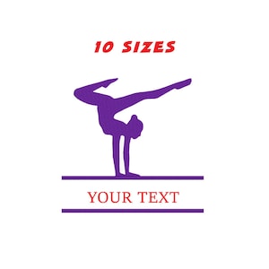 Può includere: Silhouette viola di una ginnasta che esegue un handstand su una trave di equilibrio. Il testo "10 SIZES" è sopra la ginnasta e il testo "YOUR TEXT" è sotto la trave.