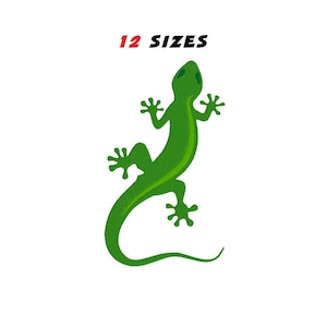 Può includere: Illustrazione di una lucertola verde brillante su sfondo bianco. La lucertola è stilizzata con una lunga coda e piedi a quattro dita. Il testo "12 SIZES" è sopra la lucertola in rosso e nero.
