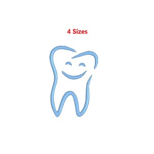 Puede incluir: Un diente bordado en azul claro con una cara sonriente. El texto "4 Tamaños" está en rojo encima del diente. El diseño está sobre un fondo blanco, adecuado para manualidades o ropa con temática dental.