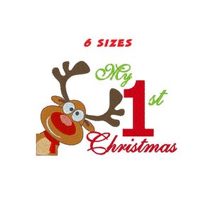 Può includere: Ricamo con un renna dei cartoni animati con il naso rosso e il testo "My 1st Christmas" in verde.