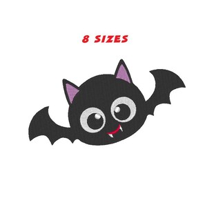 Può includere: Un pipistrello nero con grandi occhi bianchi, orecchie viola e bocca rossa. Il pipistrello ha le ali spiegate e la scritta "8 SIZES" in rosso sopra. Adatto per Halloween.