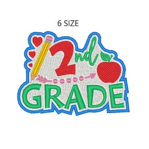 Può includere: Disegno ricamato con un numero 2 rosso con la parola "nd" in corsivo, una matita gialla, cuori rosa e una mela rossa con foglie verdi. Il testo "GRADE" è in lettere verdi con un contorno blu.