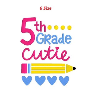 Könnte beinhalten: Gestickte Grafik mit dem Text "5th Grade Cutie" in rosa und blauen Buchstaben. Unter dem Text befindet sich ein gelber Bleistift mit rosa Radiergummi. Vier blaue Herzen befinden sich unter dem Bleistift.