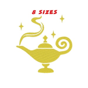 Può includere: Un disegno ricamato giallo dorato di una lampada di un genio con fumo e stelle su sfondo bianco. Il testo "8 SIZES" è in rosso sopra la lampada.