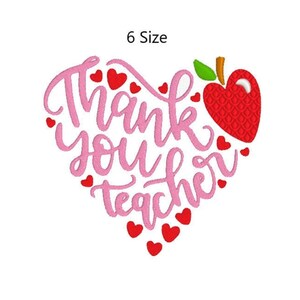 Può includere: Un design a forma di cuore rosa con il testo "Grazie insegnante" e una mela rossa con una foglia verde. Ci sono piccoli cuori rosa intorno al design.