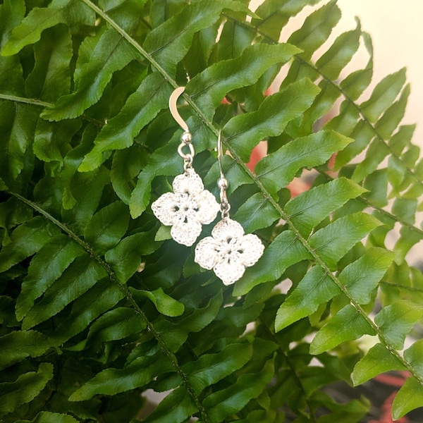 Boucles d’oreilles - hortensia – crochet miniature - argent– blanc  écru – bijoux légers – artisanat français – à offrir – bijoux unique