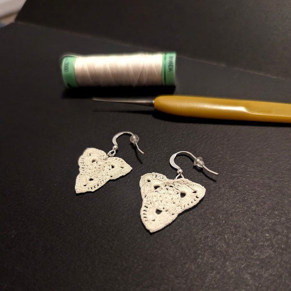 Boucles d’oreilles – triangle -fleur – crochet miniature - idée cadeau originale – handmade - argent-artisanat français – élégants– à offrir