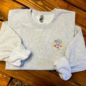 Sudadera de cuello redondo con Mickey bordado / Gildan Crew Neck