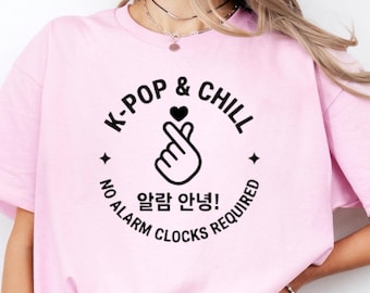 Divertida camiseta de jubilación de K-Pop, camiseta de fan del K-Pop con corazón y dedos, regalo de cultura pop coreana para mujeres, merchandising para amantes del K-Pop jubilados.