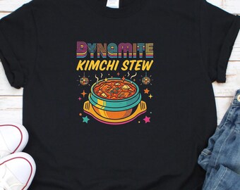 T-shirt ragoût au kimchi Dynamite | Chemise pour amateur de cuisine coréenne | T-shirt graphique inspiré de K-Food | Cadeau cuisine coréenne épicée