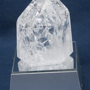 50% SALE - Prachtvoller Quarz-Kristall mit Regenbögen auf LED-Anzeigen-Ständer, 8.44.17