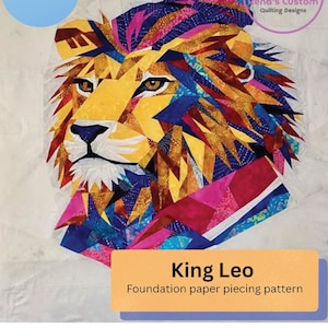 Puede incluir: Un diseño de cabeza de león en patchwork colorido, titulado "King Leo", con dimensiones de 76x91 cm. La obra presenta una vibrante mezcla de telas amarillas, azules, rosas y moradas, creando un patrón geométrico. También se incluye el texto "Foundation paper piecing pattern".