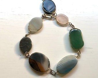 Assorted agate link bracelet with flat oval shaped beads. Link bracelet with oval shaped multi coloured agates. Vintage gemstones.