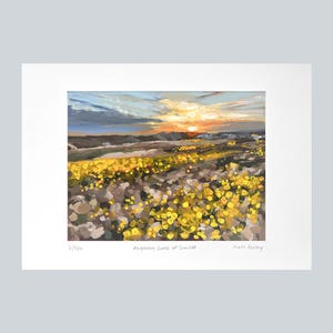 Könnte beinhalten: Originales Landschaftsgemälde mit dem Titel "Anglesey Gorse at Sunset" von Matt Pooley. Das Kunstwerk zeigt ein Feld gelber Blumen unter einem Sonnenuntergangshimmel mit Orange-, Blau- und Grautönen. Der Druck ist mit 6/500 nummeriert.