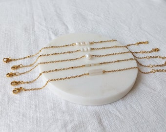 Minimalistische witte armbandjes met zoetwaterparels en edelstenen | Bruiloft sieraden | RVS Gold Plated | uniek en handgemaakt