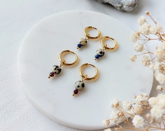 Dalmatier Jasper 18K Gold Plated oorbellen met lapis lazulli en granaat steen | Vergulde oorbellen met edelstenen