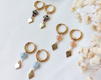 Oorbellen met diverse edelstenen en gold plated ruit bedel