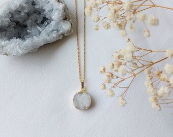 Druzy agaat ketting | goldplated stainless steel ketting met edelstenenhanger