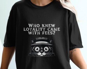 Könnte beinhalten: Schwarzes T-Shirt mit einem weißen Grafikdruck eines Kätzchens, das einen Fedora trägt, und dem Text "Wer wusste, dass Loyalität ihren Preis hat?"