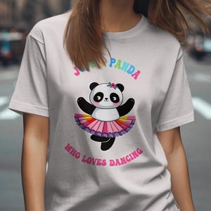 Camiseta gráfica linda Just a Panda Who Loves Dancing, camisa de panda de colores cómodos, sudadera acogedora con diseño caprichoso de panda bailando
