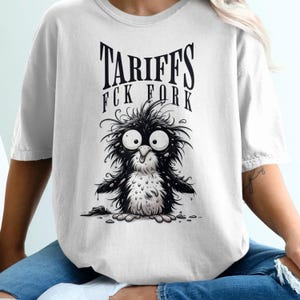関税Fckフォーク検閲ペンギンコンフォートカラーTシャツ、陽気に混乱したTシャツ、エッジの利いた漫画ユーモアギフト、政治皮肉