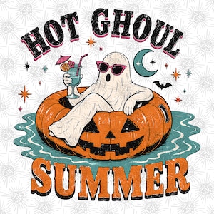 Op de afbeelding: Een grafische illustratie van een witte geest met een roze zonnebril, zittend in een oranje pompoen-zwemband. De geest houdt een blauwe cocktail vast met een roze rietje en parasolletje. Tekst HOT GHOUL SUMMER met sterren, een maan en een vleermuis.