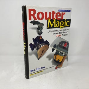 Puede incluir: Un libro titulado "Router Magic" con una fresadora azul y negra en la portada. La portada del libro también presenta el texto "Jigs, Fixtures, and Tricks to Unleash Your Router's Full Potential".
