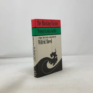 Puede incluir: Un libro titulado "The Blacking Factory Pennsylvania Gothic" de Wilfrid Sheed. El libro tiene una parte superior roja y verde, con un diseño de olas en blanco y negro en la portada. El libro está sobre un fondo blanco.