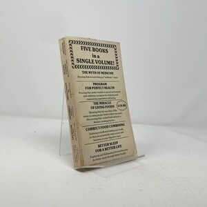 Pode incluir: Um livro vintage intitulado "Cinco livros em um único volume!" com o subtítulo "O mito da medicina" e um preço de $ 10,00. O livro contém cinco livros sobre saúde e bem-estar: "Programa para uma saúde perfeita", "O milagre dos alimentos vivos", "Combinação correta de alimentos", "Melhor sono" e "Para uma vida melhor".