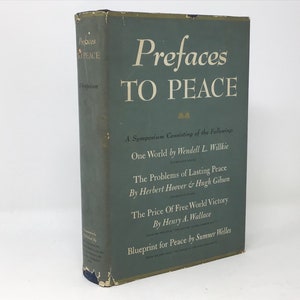 Pode incluir: Um livro verde intitulado "Prefácios à Paz" com o texto "Um Simpósio Consistindo do Seguinte:" e uma lista de autores e suas contribuições: "Um Mundo por Wendell L. Willkie", "Os Problemas da Paz Duradoura por Herbert Hoover e Hugh Gibson", "O Preço da Vitória do Mundo Livre por Henry A. Wallace", e "Plano para a Paz por Sumner Welles".