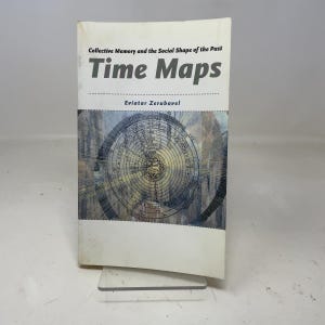 Peut inclure: Un livre intitulé "Time Maps" par Eviatar Zerubavel. La couverture présente le titre en grandes lettres grasses au-dessus du nom de l'auteur. L'arrière-plan présente un design circulaire détaillé avec une esthétique vintage.
