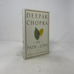 Può includere: Un libro con copertina rigida intitolato The Path to Love di Deepak Chopra con una copertina color crema. Il fronte presenta un'illustrazione di una foglia verde scuro e una foglia gialla, con il sottotitolo Renewing the Power of Spirit in Your Life.