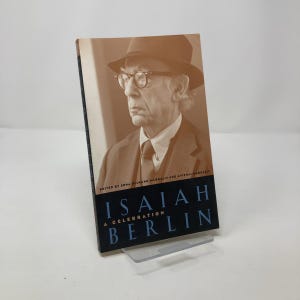 以下が含まれることがあります： 「アイザイア・バーリン：祝祭」というタイトルの本で、表紙にアイザイア・バーリンの写真が載っています。写真では、バーリンは帽子と眼鏡をかけており、左を見ています。