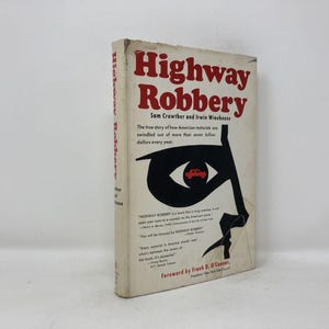 Puede incluir: Un libro antiguo titulado "Highway Robbery" de Sam Crowther e Irwin Winehouse. La portada presenta el título en rojo y un gráfico de un coche dentro de un diseño en forma de ojo. El subtítulo detalla cómo los automovilistas estadounidenses fueron estafados.