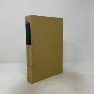 Op de afbeelding: Een hardcover boek met een beige stoffen kaft. De rug bevat een zwart verticaal paneel met de witte tekst "SORTING AND SEARCHING" en "THE ART OF COMPUTER PROGRAMMING", samen met "VOL. 3", de auteursnaam "Knuth" en het logo van de uitgever.