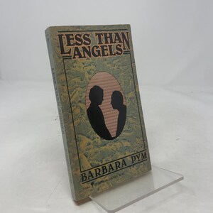 Könnte beinhalten: Ein Taschenbuch mit dem Titel Less Than Angels von Barbara Pym. Das Cover zeigt einen gedämpften, grün-gelb texturierten Hintergrund mit einem zentralen Oval, das die schwarzen Silhouetten zweier Personen vor einem rosafarbenen Hintergrund zeigt.