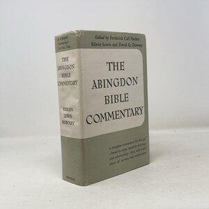 Könnte beinhalten: Ein Hardcover-Buch mit dem Titel "The Abingdon Bible Commentary" mit einem weißen und grauen Einband. Der Titel des Buches ist in großen, fetten Buchstaben gehalten. Der Buchrücken und die Kanten sind in einem gedämpften Grünton gehalten. Das Buch wurde von Frederick Carl Eiselen, Edwin Lewis und David G. Downey herausgegeben.