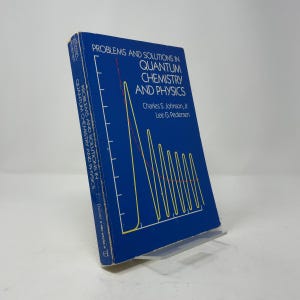 Pode incluir: Um conjunto de três canecas de cerâmica com acabamento fosco e salpicado. As canecas são em tons de creme, cinza claro e cinza escuro. Cada caneca tem um design simples e minimalista.