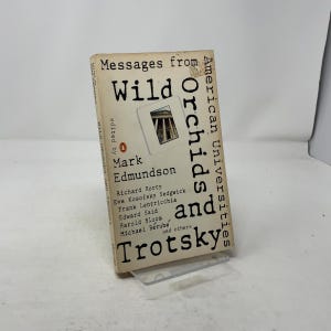 Könnte beinhalten: Ein gebrauchtes Buch mit dem Titel "Messages from Wild Orchids and Trotsky". Das Cover ist cremefarben mit schwarzem Text und einem kleinen Bild. Herausgegeben von Mark Edmundson, mit einer Liste der Autoren. Das Buch steht auf einem transparenten Ständer.
