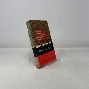 Op de afbeelding: Een vintage boek getiteld "Religious Drama" met een bruine en rode omslag. De omslag heeft een textuurontwerp en de namen van verschillende auteurs in rode tekst. Het boek wordt gepresenteerd op een transparante acrylstandaard.