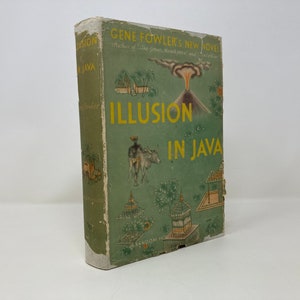 Puede incluir: Libro de tapa dura vintage titulado "Illusion in Java" de Gene Fowler. La portada es verde con ilustraciones de un volcán, figuras y edificios. El título está en letras amarillas grandes.