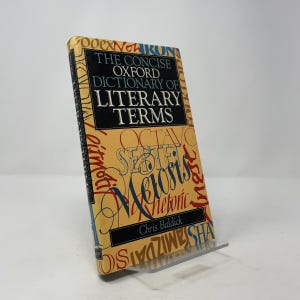 Peut inclure: Ensemble de trois tasses en céramique avec une finition mate et mouchetée. Les tasses sont de couleur crème, gris clair et gris foncé. Chaque tasse a un design simple et moderne avec une anse arrondie.