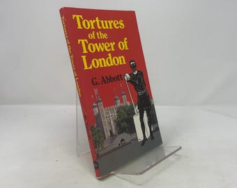 Puede incluir: Un libro de tapa dura rojo titulado "Tortures of the Tower of London" de G. Abbott. El título y el nombre del autor son amarillos. La ilustración en blanco y negro muestra una figura y la Torre de Londres.