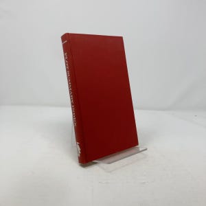 Könnte beinhalten: Ein rotes Hardcover-Buch mit dem Titel "Plot Summary Index" auf dem Rücken.