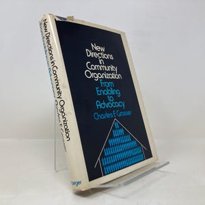 Nuevas direcciones en la organización comunitaria por Charles F. Grosser HC Tapa dura Primera Primera Muy buena 1973 176865