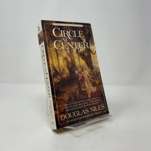 Circle at Center (Seven Circles-trilogie, boek 1) door Douglas Niles PB First Thus Paperback als nieuw 2000 387344
