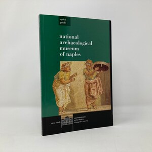 Puede incluir: Una cubierta de libro verde con el título "Museo Arqueológico Nacional de Nápoles" y una imagen de mosaico de dos personas en la portada.